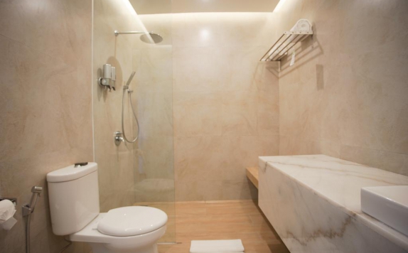 Bathroom di Allstay Hotel Yogyakarta