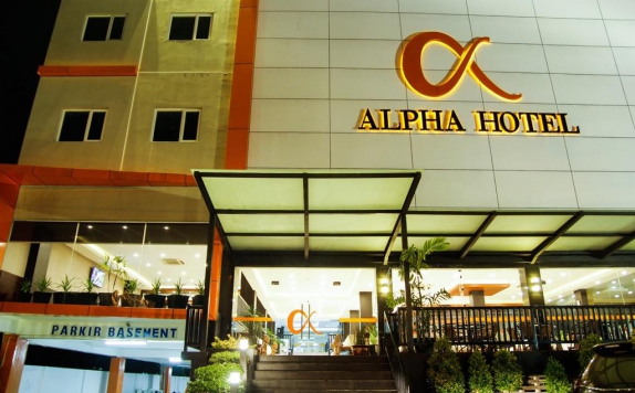 Eksterior di Alpha Hotel