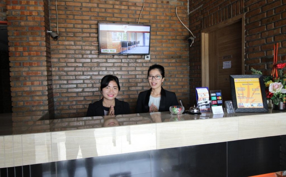Receptionist di Amaliun Hotel Medan