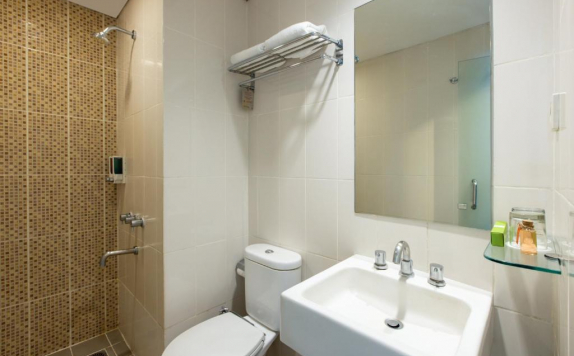 Bathroom Hotel di Amaris Cihampelas