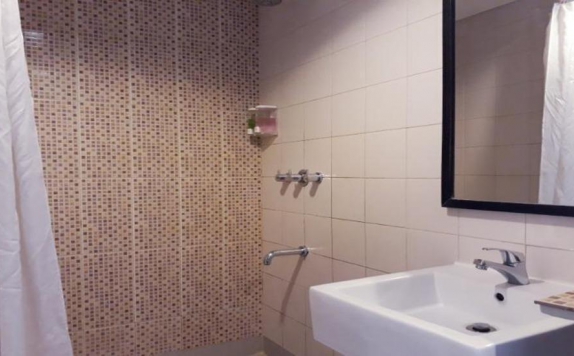 bathroom di Amaris Cirebon
