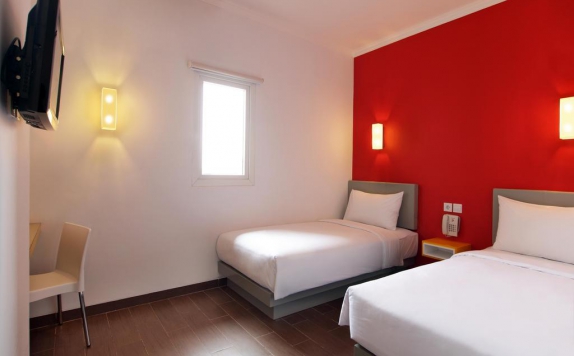 guest room twin bed di Amaris Legian