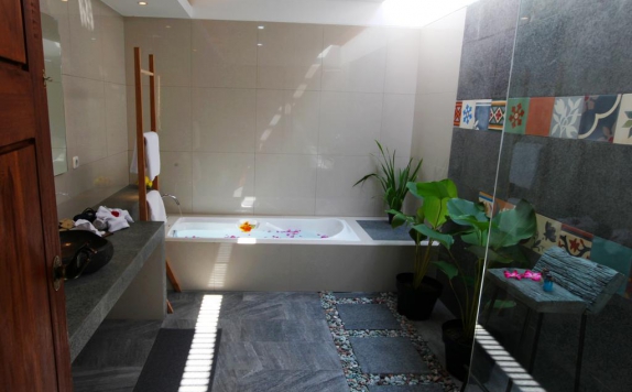 Bathroom di Amata Borobudur Resort