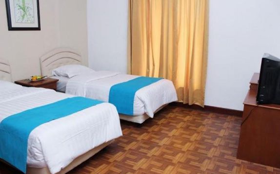 guest room twin bed di Amazing Bumi Ciherang Hotel