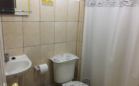 Bathroom di Ambun Suri Hotel
