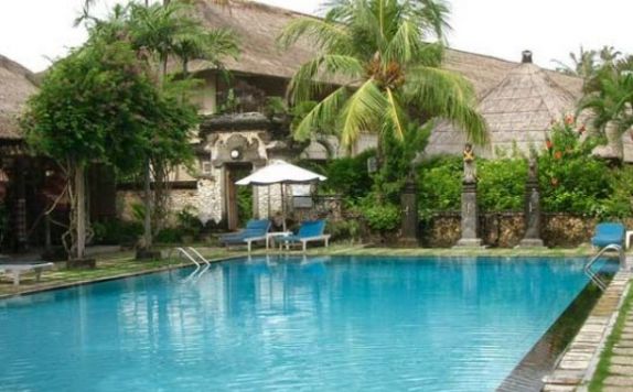 swimming pool di Aneka Beach Hotel