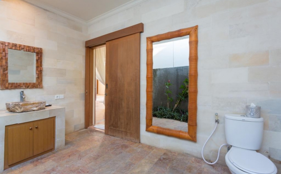 Tampilan Bathroom Hotel di Anyar Sari Villa