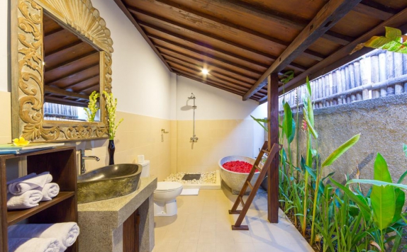 Tampilan Bathroom Hotel di Anyar Sari Villa