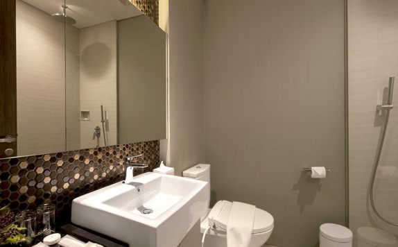 Bathroom di A One Hotel Jakarta