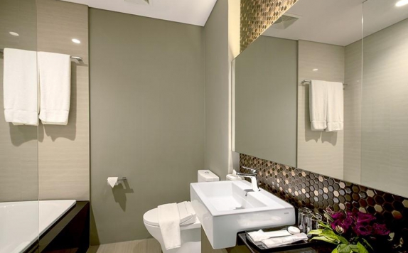 Bathroom di A One Hotel Jakarta
