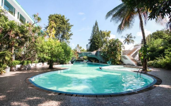 Swimming pool di Apita Hotel Cirebon