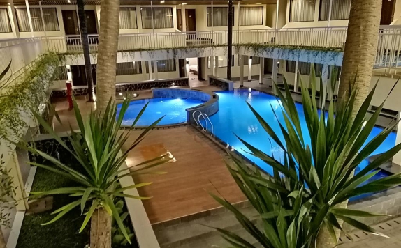 Swimming pool di Arkeo Hotel Bandung