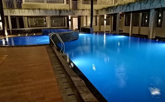 Swimming pool di Arkeo Hotel Bandung