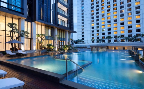 Swimming pool di Artotel Suites Mangkuluhur