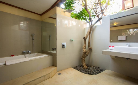 Tampilan Bathroom Hotel di Arya Amed Beach Resort & Dive Center
