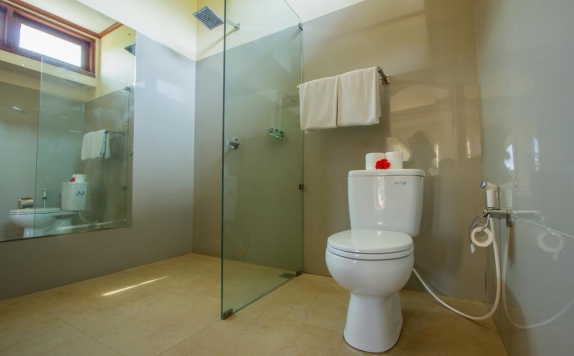 Tampilan Bathroom Hotel di Arya Amed Beach Resort & Dive Center