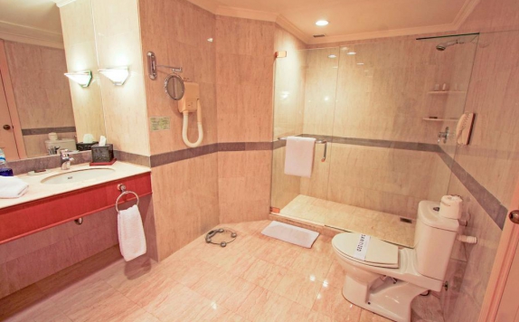 Tampilan Bathroom Hotel di Aryaduta Makassar