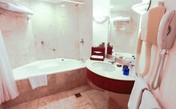 Tampilan Bathroom Hotel di Aryaduta Makassar