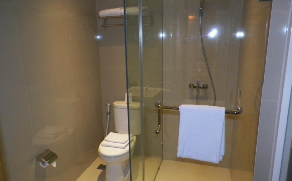 Tampilan Bathroom Hotel di Asana Grove Yogyakarta