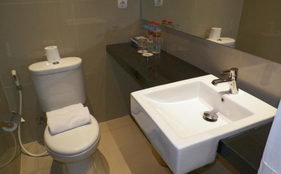 Tampilan Bathroom Hotel di Asana Grove Yogyakarta