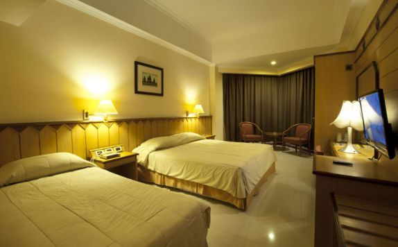 guest room twin bed di Hotel Asia Solo