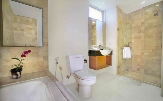 Bathroom di Aston Balikpapan Hotel and Residence