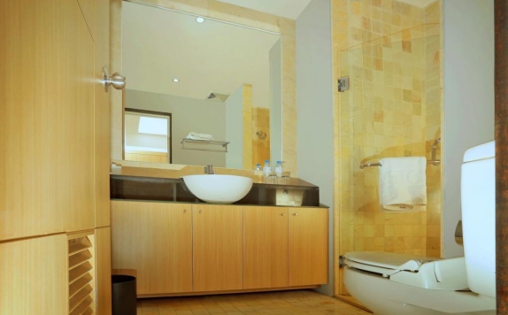 Bathroom di Aston Balikpapan Hotel and Residence