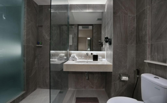 Bathroom di Aston Banyuwangi Hotel & Conference Center