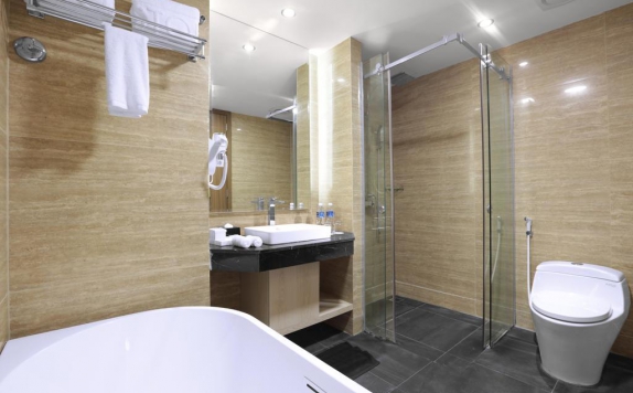 Bathroom di ASTON BATAM Hotel & Residences