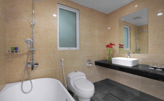 Bathroom di ASTON BATAM Hotel & Residences