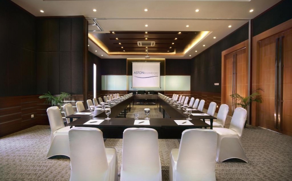 Meeting room di Aston Bojonegoro