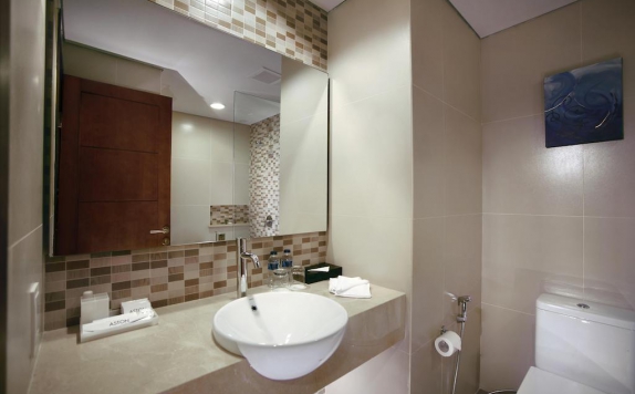 Tampilan Bathroom Hotel di Aston Bojonegoro