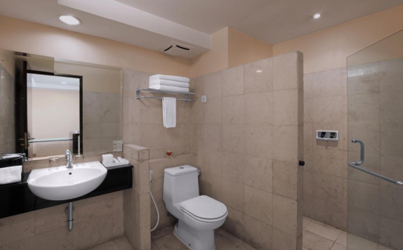 Bathroom di Aston Braga Hotel & Residence Bandung