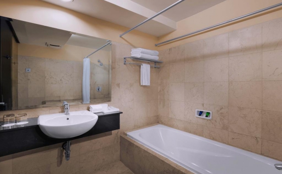 Bathroom di Aston Braga Hotel & Residence Bandung