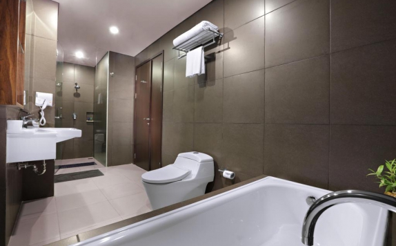 Bathroom di Aston Imperial Bekasi Hotel & Conference Center