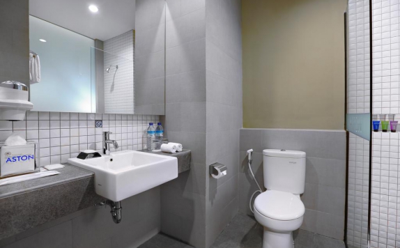 Bathroom di Aston Inn Mataram