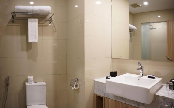 Bathroom di ASTON Kemayoran City Hotel