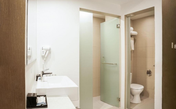 Bathroom di ASTON Kemayoran City Hotel