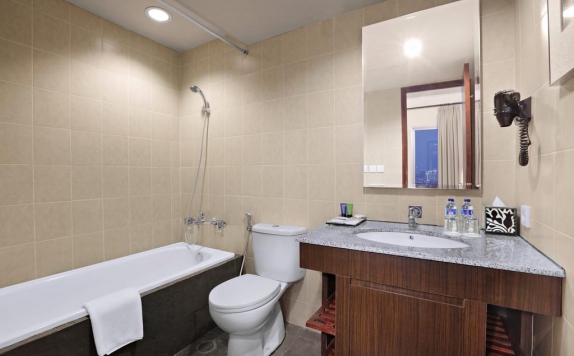 Bathroom di Aston Marina Hotel & Residence