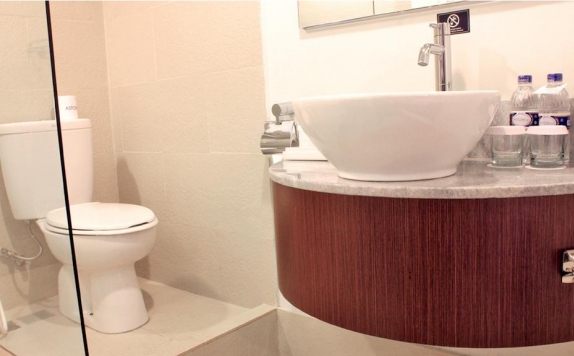 Bathroom di Aston Pluit Hotel and Residence