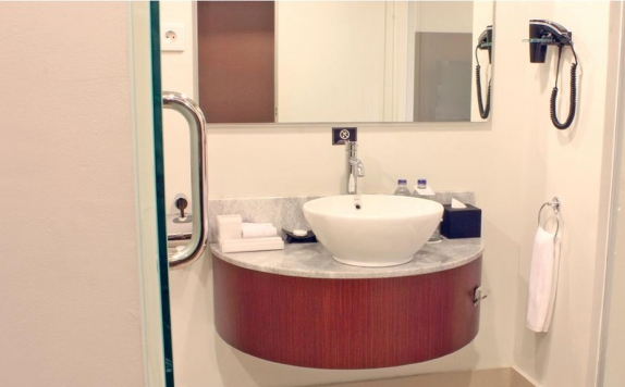 Bathroom di Aston Pluit Hotel and Residence