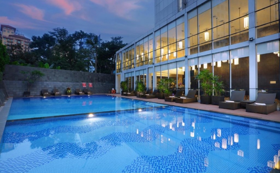 swimming pool di Aston Priority Simatupang Hotel and Conference Center