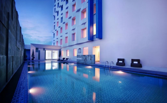 Swimming pool di Atria Hotel and Conference Magelang