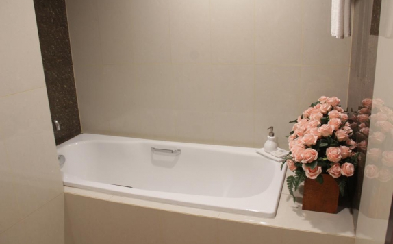 Bathtub di Atrium Premiere Hotel Cilacap