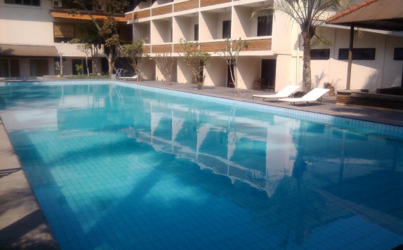 Swimming Pool di Augusta Garut Hotel