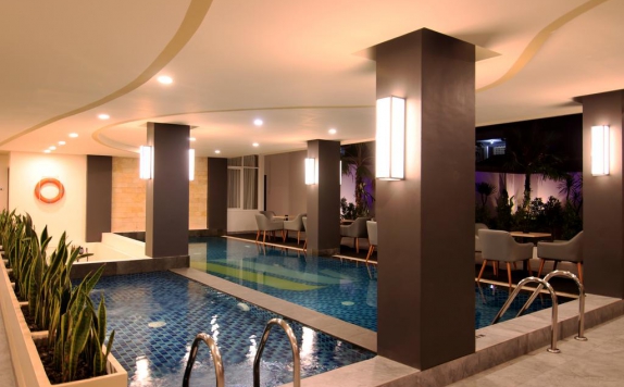Swimming Pool di Aveon Hotel Yogyakarta