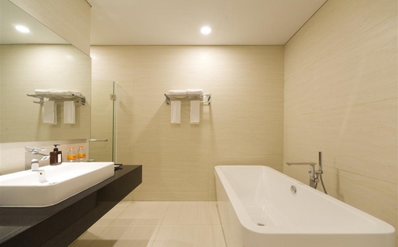 Bathroom di Aviary Hotel Bintaro