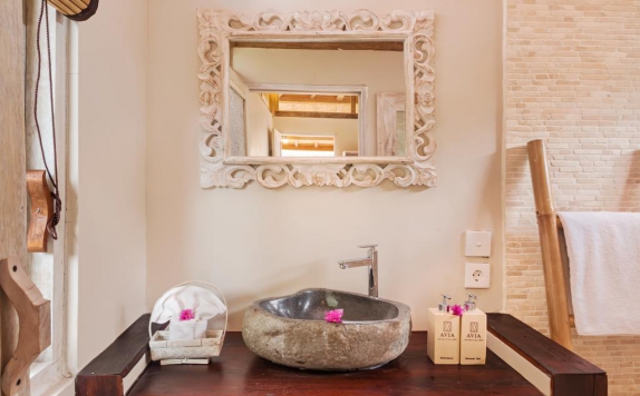 Tampilan Bathroom Hotel di Avia Villa Resort