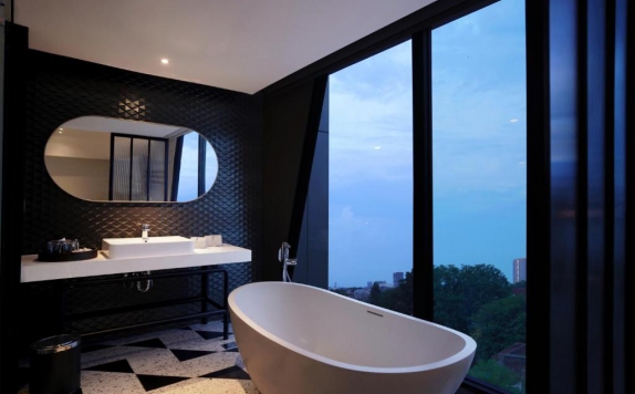 Bathroom di AWANN SEWU Boutique Hotel & Suite