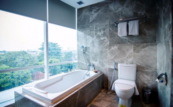 Bathroom di Azana Suite Hotel Antasari